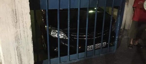 Chiếc xe tông vào cổng trong Khu công nghiệp Chiếc xe tông vào cổng trong Khu công nghiệp - Sputnik Việt Nam