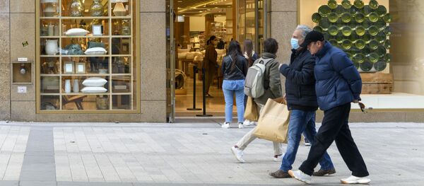 Người qua đường trên một con phố ở Paris - Sputnik Việt Nam