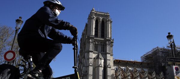 Người đi xe đạp tại nhà thờ Đức Bà ở Paris - Sputnik Việt Nam