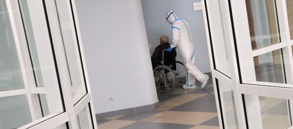 Nhân viên y tế và bệnh nhân trong bệnh viện dành cho bệnh nhân nhiễm coronavirus tại phòng khám của Đại học quốc gia Moscow - Sputnik Việt Nam