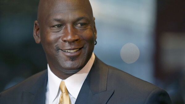 Ngôi sao NBA Michael Jordan mỉm cười với các phóng viên ở Chicago - Sputnik Việt Nam