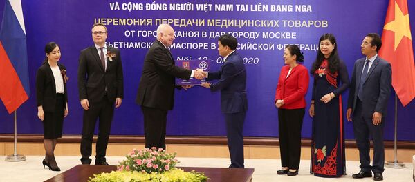 Chủ tịch Thành phố Hà Nội Nguyễn Đức Chung trao vật tư y tế của Thành phố Hà Nội cho Đại sứ Liên bang Nga tại Việt Nam Konstantin Vasilievich Vnukov - Sputnik Việt Nam