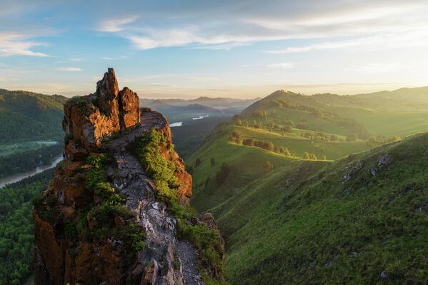 Núi Ngón tay quỷ ở Altai. Ngọn núi được coi là nơi đầy sinh khí, mọi người đến đây để nạp năng lượng hoặc thậm chí chữa bệnh vô sinh. - Sputnik Việt Nam