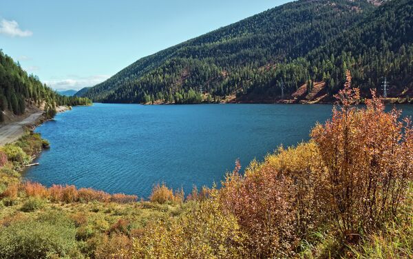 Hồ Cheybekkel, Altai. Nó có tên là Hồ Chết, cá và thực vật không sống trong đó. Và người dân vùng này tin rằng cạnh đó là nơi cư ngụ của thế lực tà ác. - Sputnik Việt Nam