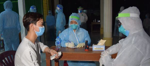 Kiểm tra sức khỏe, khám sàng lọc ban đầu cho các công dân trở về từ Philippines. - Sputnik Việt Nam