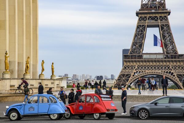 Khách tản bộ trên Quảng trường Trocadero ở Paris - Sputnik Việt Nam