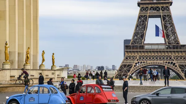 Khách tản bộ trên Quảng trường Trocadero ở Paris - Sputnik Việt Nam