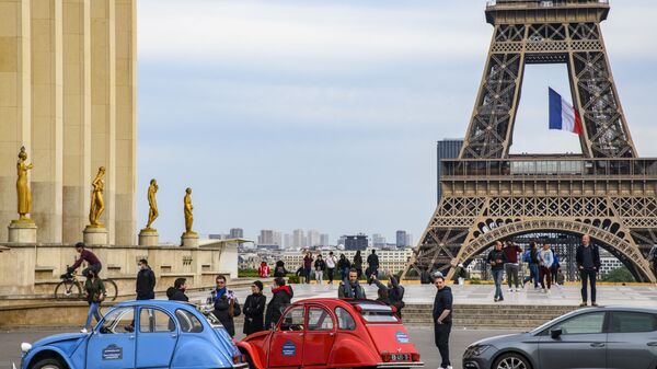 Khách tản bộ trên Quảng trường Trocadero ở Paris - Sputnik Việt Nam