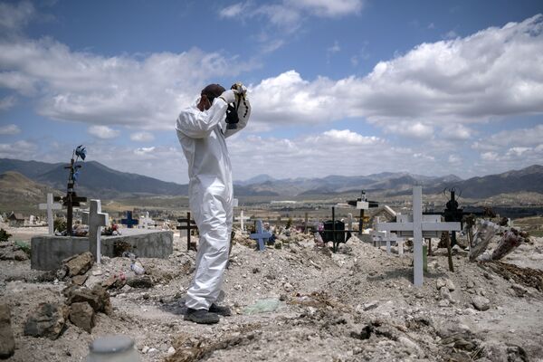 Người đào mộ trong nghĩa trang ở Mexico - Sputnik Việt Nam