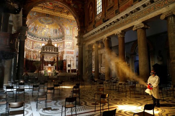 Khử trùng Nhà thờ Santa Maria ở Trastevere Basilica, Ý - Sputnik Việt Nam