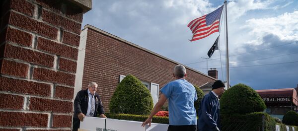 Một cỗ quan tài với thi thể của một coronavirus đã chết được lấy từ một nhà tang lễ ở New York, Hoa Kỳ Một cỗ quan tài với thi thể của một coronavirus đã chết được lấy từ một nhà tang lễ ở New York, Hoa Kỳ - Sputnik Việt Nam