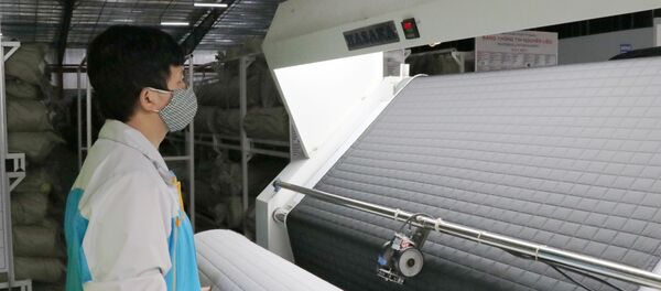 Công nhân Nhà máy may Thagaco Đại Từ kiểm tra vải trước khi đưa vào dây chuyền cắt. - Sputnik Việt Nam