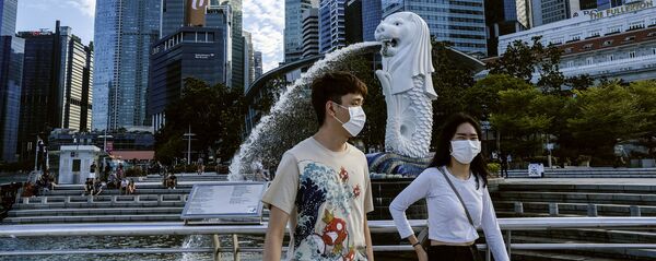 Cặp đôi đeo khẩu trang ở Singapore - Sputnik Việt Nam
