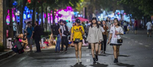 Phố đi bộ hồ Hoàn Kiếm hoạt động trở lại đã thu hút đông đảo người dân đến tản bộ và vui chơi - Sputnik Việt Nam