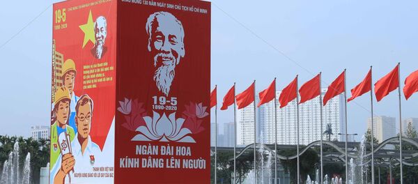 Áp phích chào mừng 130 năm Ngày sinh Chủ tịch Hồ Chí Minh vĩ đại tại Trung tâm Hội nghị Quốc gia Mỹ Đình.  - Sputnik Việt Nam