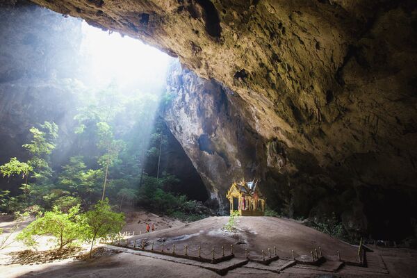 Hang Praia Nakon ở Thái Lan. Trong gian động đầu tiên có một «thác nước khô» từ nhũ đá và đá. Cổng vòm thứ hai phía trong đã sụp đổ trong một trận động đất thời cổ đại - Sputnik Việt Nam