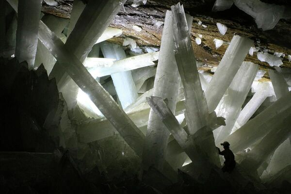 Hang động tinh thể ở Mexico, trở nên nổi tiếng nhờ những khối đá khổng lồ - selenites (một loại thạch cao). Những khối lớn nhất đạt 11 mét chiều dài và 4m chiều rộng, nặng tới 55 tấn - Sputnik Việt Nam