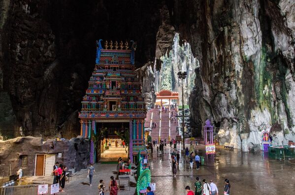 Khách du lịch tại động Batu ở Kuala Lumpur. Động Batu là những hang động đá vôi nổi tiếng, có một loạt hang và đền thờ hang động, khoảng 400 triệu năm tuổi - Sputnik Việt Nam