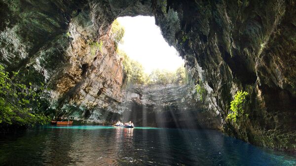 Hang Melissani ở Hy Lạp, cũng được gọi là hang động của nữ thần - Sputnik Việt Nam