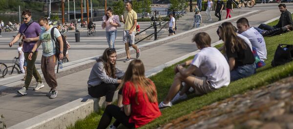 Người dân Warsaw trên bờ sông Vistula ở Ba Lan. Người dân Warsaw trên bờ sông Vistula ở Ba Lan. - Sputnik Việt Nam