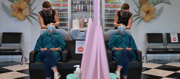 Khách hàng đến thẩm mỹ viện ở Bruy-la-Buisiere sau khi giảm nhẹ chế độ kiểm dịch ở Pháp. Khách hàng đến thẩm mỹ viện ở Bruy-la-Buisiere sau khi giảm nhẹ chế độ kiểm dịch ở Pháp. - Sputnik Việt Nam