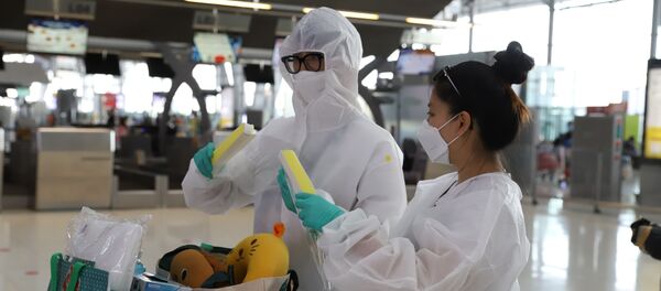 Một số công dân trang bị rất đầy đủ đồ bảo hộ. - Sputnik Việt Nam