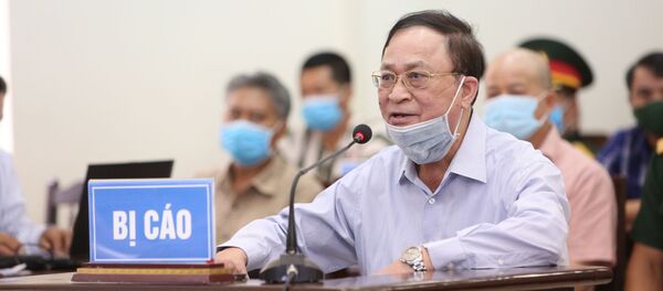 Bị cáo Nguyễn Văn Hiến khai báo trước Hội đồng xét xử Bị cáo Nguyễn Văn Hiến khai báo trước Hội đồng xét xử - Sputnik Việt Nam