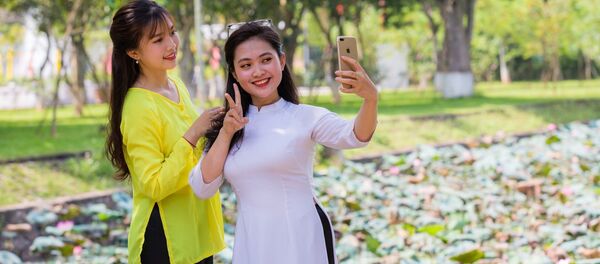 Khách du lịch lưu lại những khoảnh khắc đẹp với Sen quê Bác - Sputnik Việt Nam