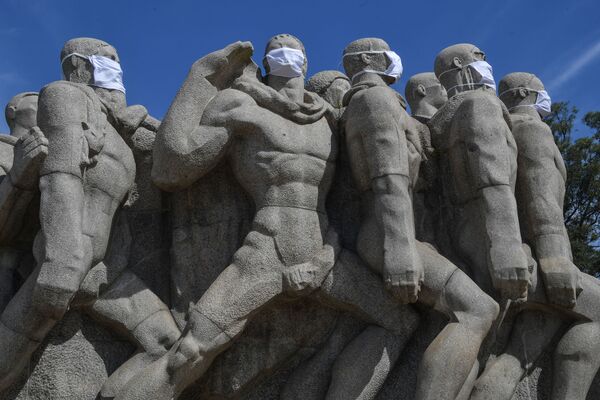 Quần thể tượng Monumento das Bandeiras đeo khẩu trang, Sao Paulo, Brazil - Sputnik Việt Nam