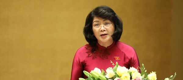 Phó Chủ tịch nước Đặng Thị Ngọc Thịnh trình bày Tờ trình của Chủ tịch nước về việc đề nghị Quốc hội phê chuẩn gia nhập Công ước số 105 của Tổ chức Lao động Quốc tế về xóa bỏ lao động cưỡng bức. - Sputnik Việt Nam