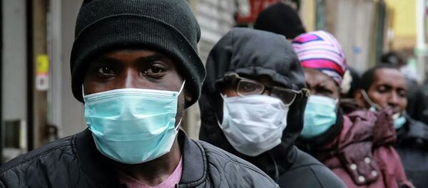 Những người xếp hàng để đeo mặt nạ và thực phẩm ở khu vực Harlem của New York, Hoa Kỳ Những người xếp hàng để đeo mặt nạ và thực phẩm ở khu vực Harlem của New York, Hoa Kỳ - Sputnik Việt Nam