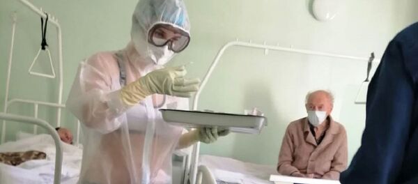 Một y tá của Bệnh viện khu vực Tula trong bộ đồ bảo vệ khỏi coronavirus qua bộ bikini - Sputnik Việt Nam