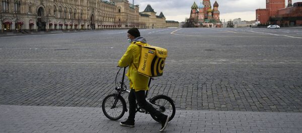 Nhân viên chuyển phát nhanh Yandex Eda ở Moskva trong những ngày cách ly cao độ vì COVID-19 Nhân viên chuyển phát nhanh Yandex Eda ở Moskva trong những ngày cách ly cao độ vì COVID-19 - Sputnik Việt Nam