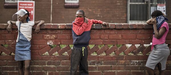 Trẻ em xếp hàng để lấy thức ăn của tổ chức từ thiện Hunger Has No Religion, Johannesburg - Sputnik Việt Nam
