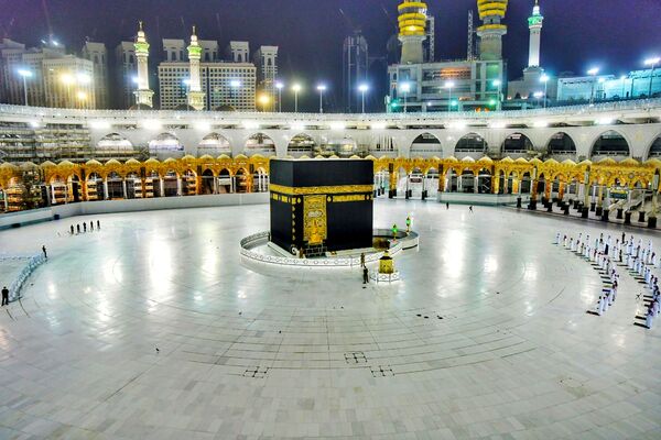 Tín đồ tại nhà thờ Hồi giáo al-Haram ở Mecca cầu nguyện đêm quyền lực thiêng liêng trong bối cảnh dịch coronavirus - Sputnik Việt Nam