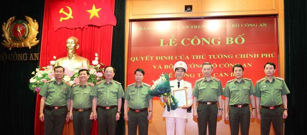 Đại tướng Tô Lâm, Ủy viên Bộ Chính trị, Bí thư Đảng ủy Công an Trung ương, Bộ trưởng Bộ Công an và các đồng chí Lãnh đạo Bộ Công an chúc mừng Thứ trưởng Bộ Công an Trần Quốc Tỏ. Đại tướng Tô Lâm, Ủy viên Bộ Chính trị, Bí thư Đảng ủy Công an Trung ương, Bộ trưởng Bộ Công an và các đồng chí Lãnh đạo Bộ Công an chúc mừng Thứ trưởng Bộ Công an Trần Quốc Tỏ. - Sputnik Việt Nam