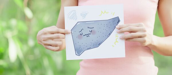 Cô gái cầm một bức tranh với lá gan ốm yếu trên tay Cô gái cầm một bức tranh với lá gan ốm yếu trên tay - Sputnik Việt Nam