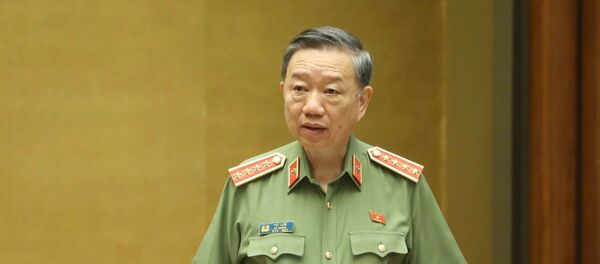 Bộ trưởng Bộ Công an Tô Lâm, thừa ủy quyền của Thủ tướng Chính phủ trình bày Tờ trình về dự án Luật Cư trú (sửa đổi). - Sputnik Việt Nam