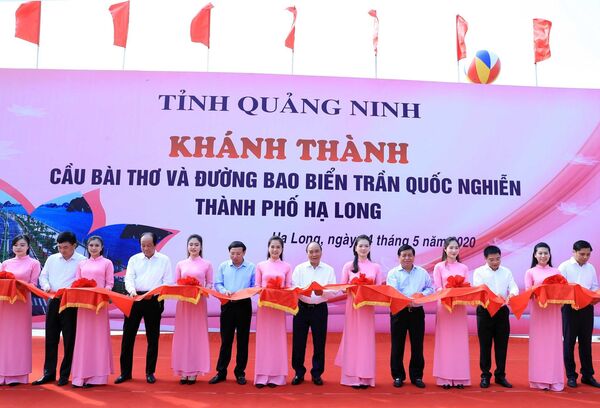 Thủ tướng Nguyễn Xuân Phúc cắt băng khai trương đường bao biển bên bờ vịnh Hạ Long - Sputnik Việt Nam
