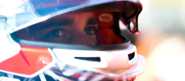 Phi công Ferrari Charles Leclair trước khi bắt đầu cuộc đua ở chặng thứ 16 của giải vô địch thế giới về đua vòng trong lớp Công thức 1 của VTB Russian Grand Prix 2019 trên đường đua Sochi Autodrom - Sputnik Việt Nam