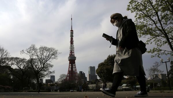 Người phụ nữ đeo khẩu trang, Tokyo - Sputnik Việt Nam