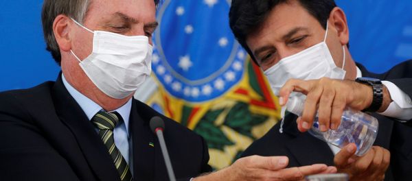 Tổng thống Brazil Jair Bolsonaru và Luis Henrique Mandetta trong một hội nghị ở Brazil - Sputnik Việt Nam