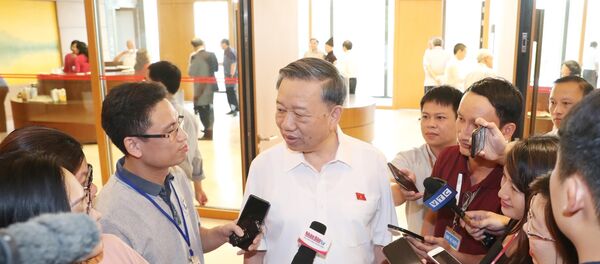 Đại tướng, Bộ trưởng Bộ Công an Tô Lâm trả lời phỏng vấn báo chí trong giờ nghỉ giải lao. - Sputnik Việt Nam