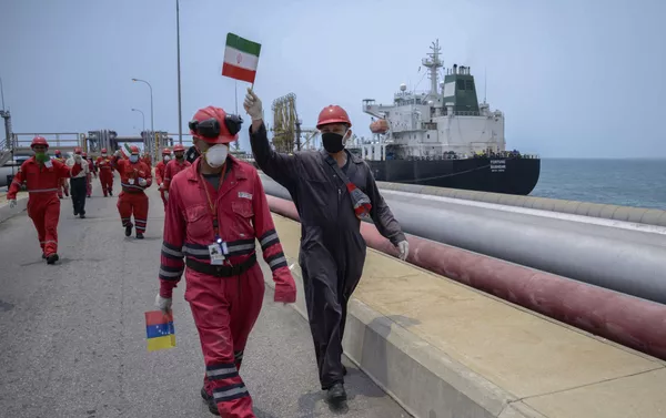 Các công nhân nhà máy lọc dầu Venezuela với lá cờ Iran khi tàu chở dầu Iran tới nước này. Các công nhân nhà máy lọc dầu Venezuela với lá cờ Iran khi tàu chở dầu Iran tới nước này. - Sputnik Việt Nam