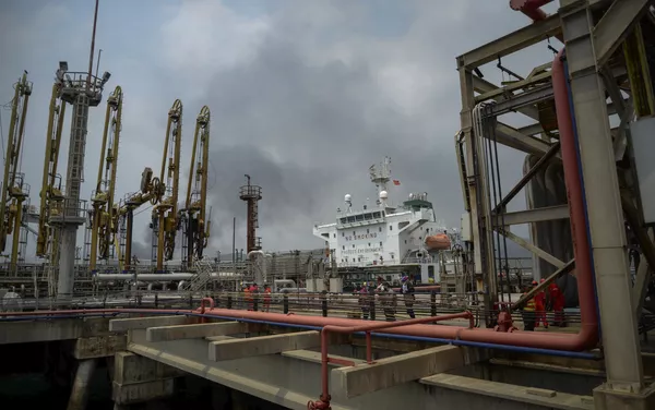 Tàu chở dầu Fortune Iran chở nhiên liệu tại nhà máy El Palito ở Venezuela. Tàu chở dầu Fortune Iran chở nhiên liệu tại nhà máy El Palito ở Venezuela. - Sputnik Việt Nam