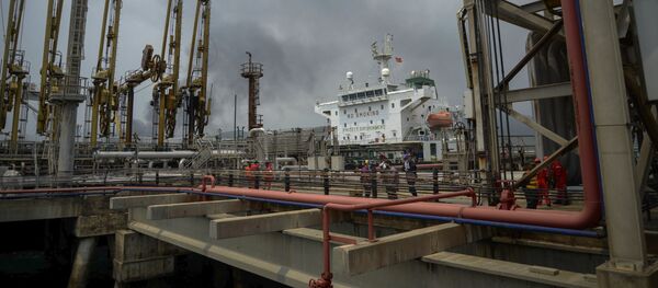 Tàu chở dầu Fortune Iran chở nhiên liệu tại nhà máy El Palito ở Venezuela. - Sputnik Việt Nam