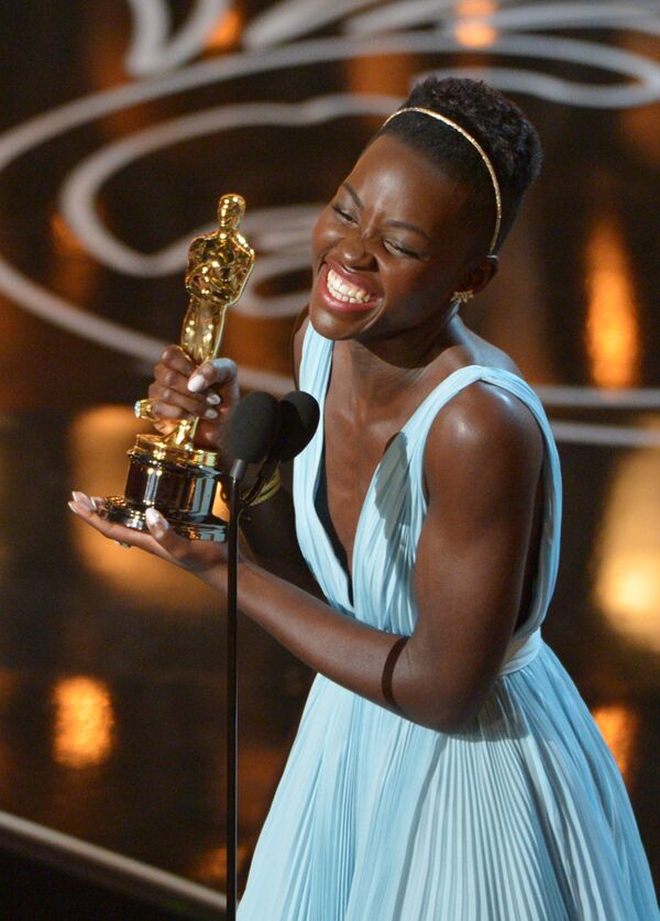 Lupita Nyong’o với giải Oscar cho Nữ diễn viên xuất sắc nhất - Sputnik Việt Nam