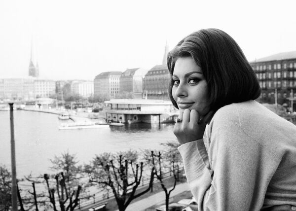 Nữ diễn viên Ý Sophia Loren, năm 1962 - Sputnik Việt Nam