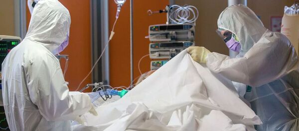 Nhân viên y tế trong phòng chăm sóc đặc biệt tại một phòng khám ở Ý. Nhân viên y tế trong phòng chăm sóc đặc biệt tại một phòng khám ở Ý. - Sputnik Việt Nam