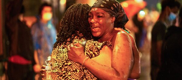 Bạn gái Shawanda Hill của George Floyd tại nơi chết của anh ta ở Minneapolis, Minnesota - Sputnik Việt Nam